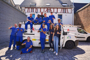 Das Team positioniert sich um und auf das Fahrzeug